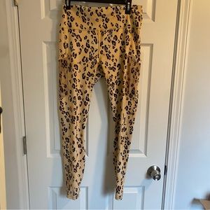 Fabletics XL Cheetah Print 7/8 Powerhold workout legging with mesh pockets